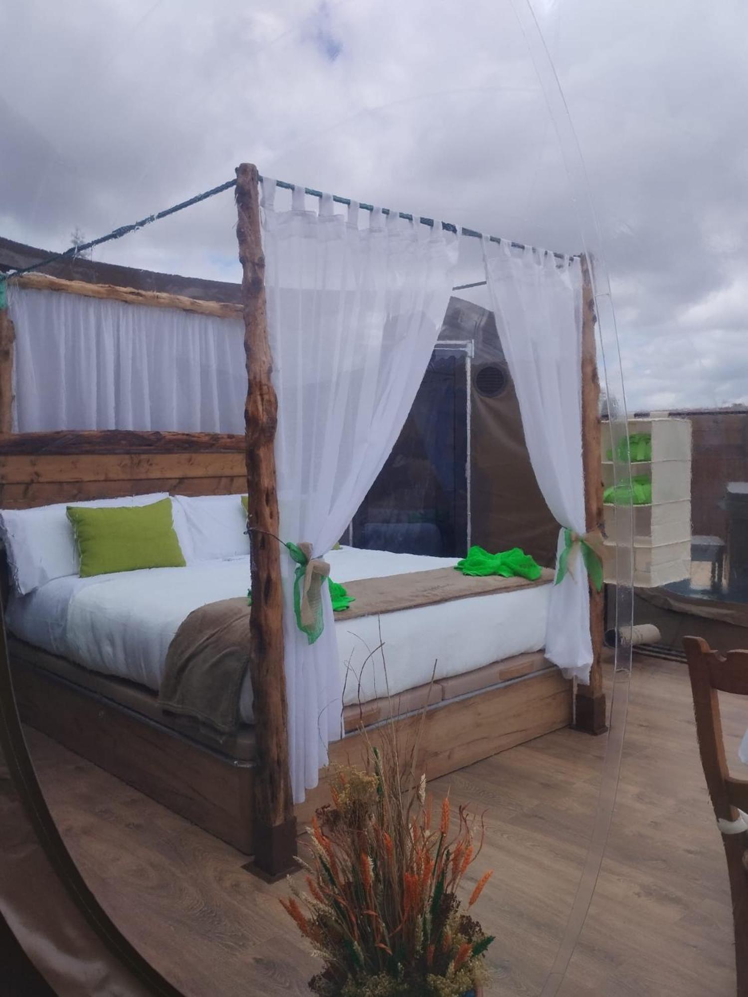 Cosmoveros - Hotel Burbuja Pedraza Exteriör bild