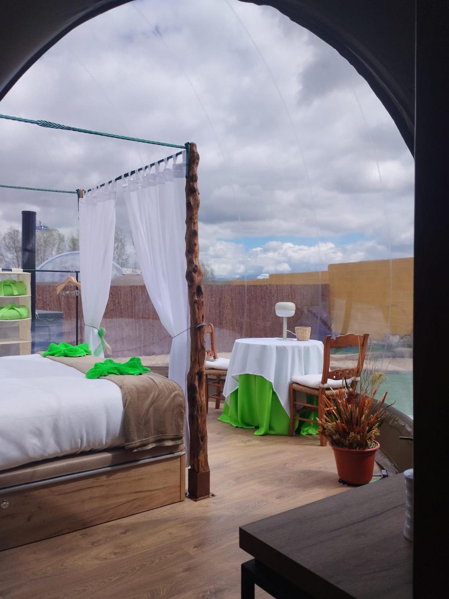 Cosmoveros - Hotel Burbuja Pedraza Exteriör bild