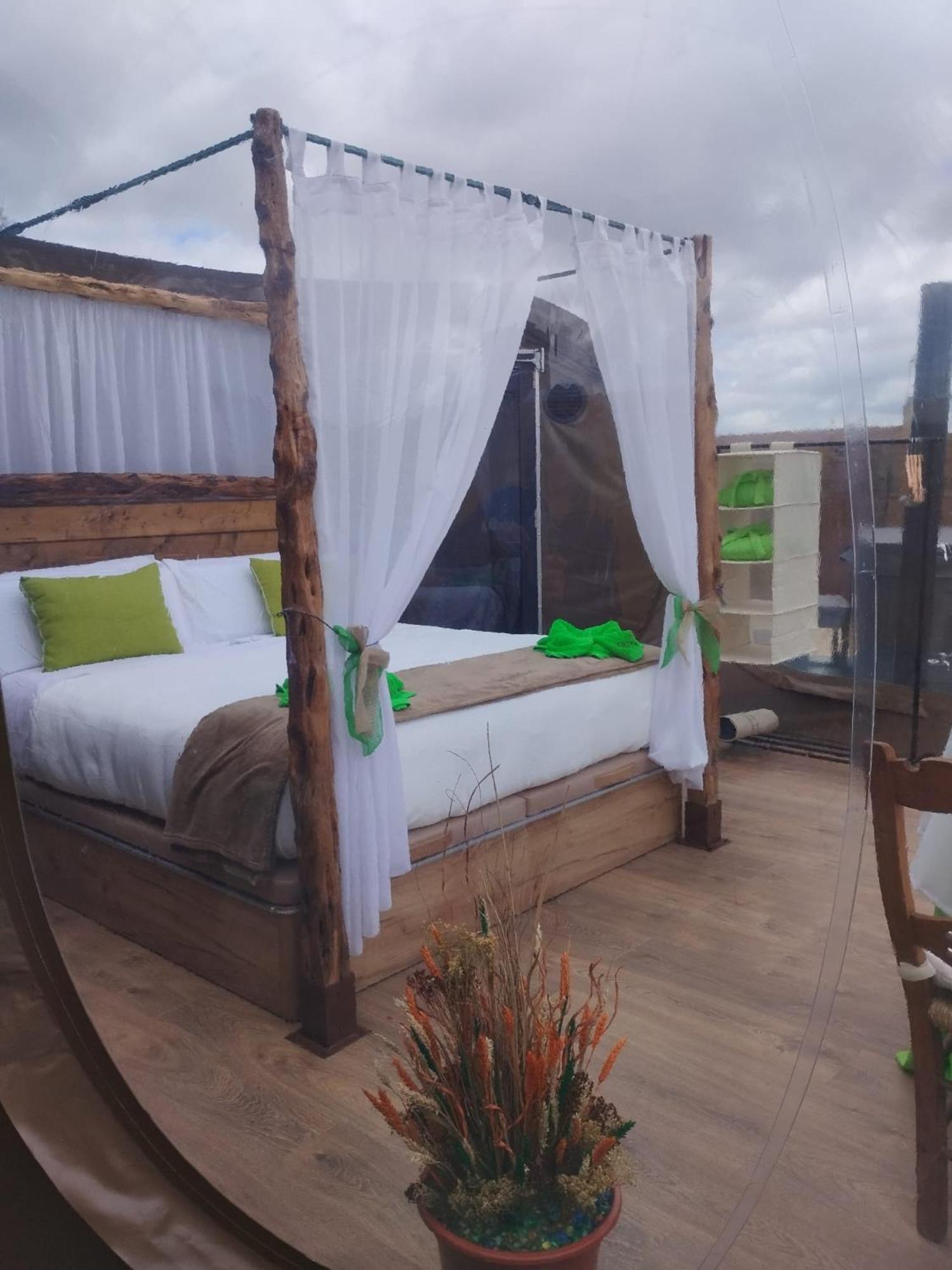 Cosmoveros - Hotel Burbuja Pedraza Exteriör bild