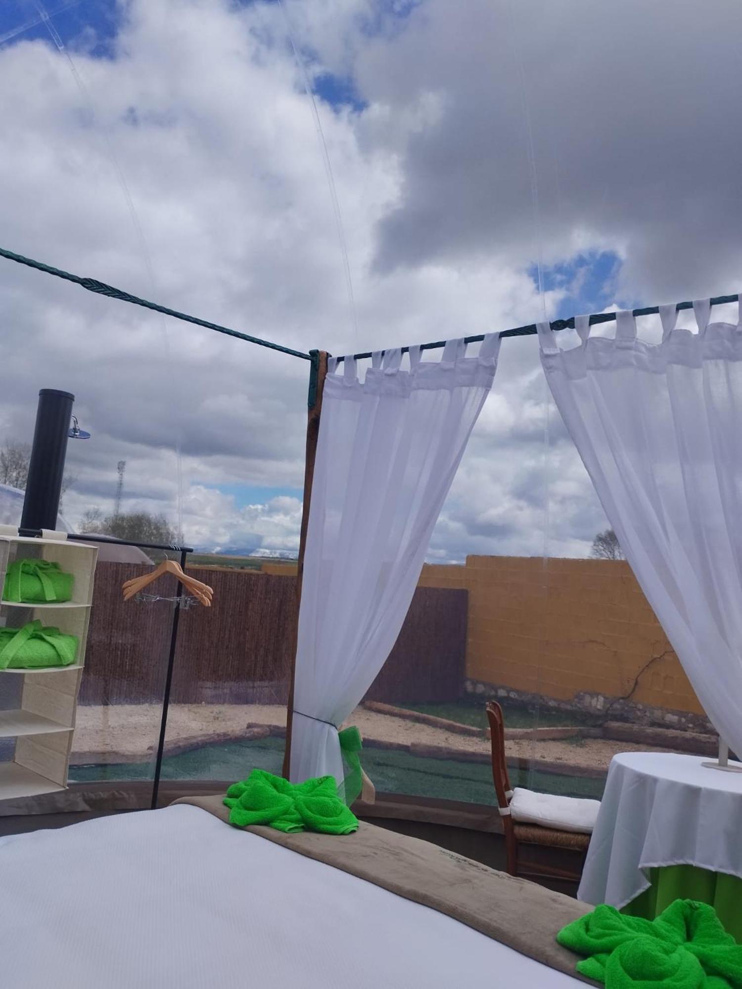 Cosmoveros - Hotel Burbuja Pedraza Exteriör bild