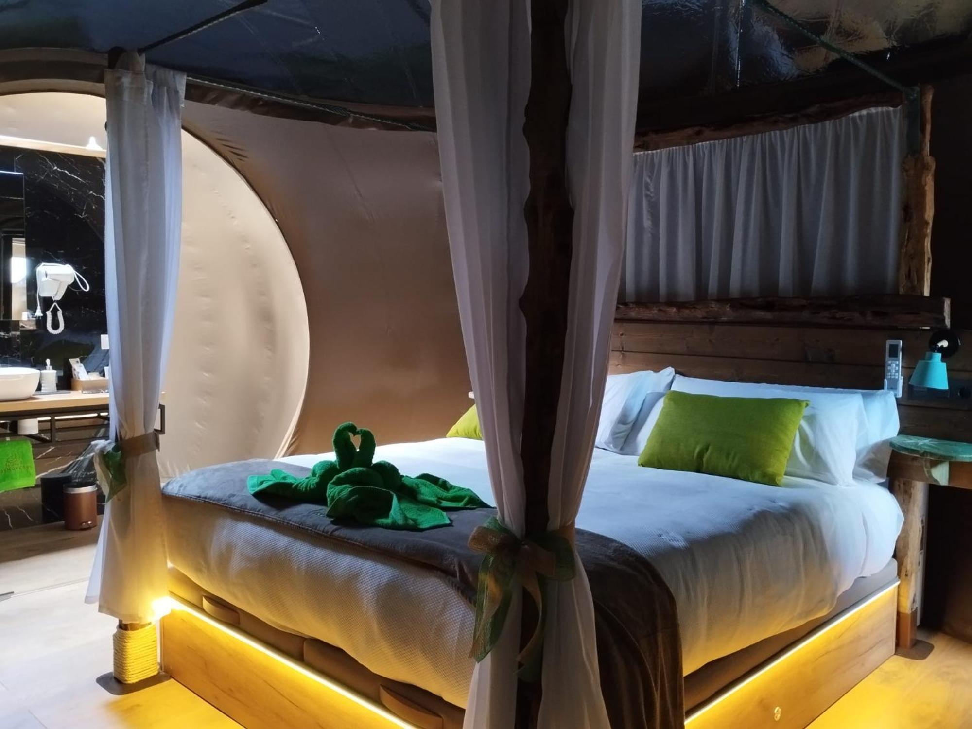 Cosmoveros - Hotel Burbuja Pedraza Exteriör bild